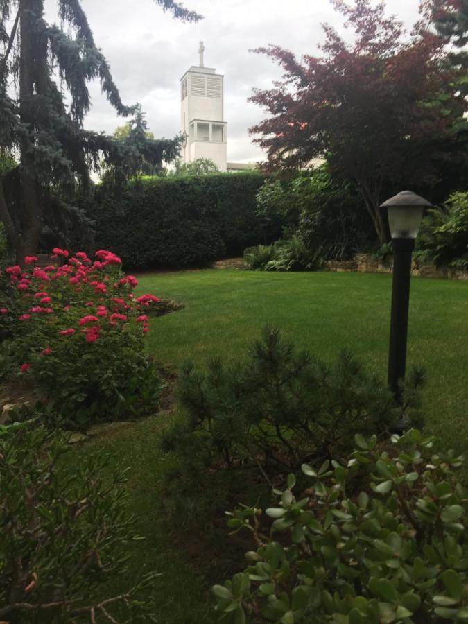 Blue Apartment In Beautiful English Style Garden With Atmosphere Prag Eksteriør billede